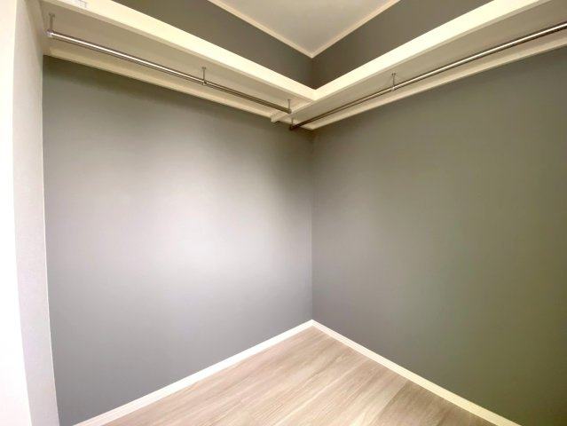 収納　全洋室収納付き！8帖の洋室には2帖のウォークインクローゼット完備。ご家族のお洋服もスッキリ！オフシーズンのお布団なども収納できる広さです。
