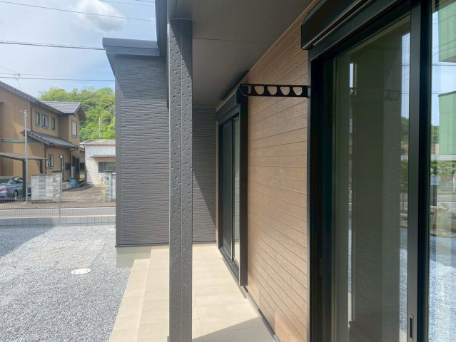 水平式物干しを設置。外壁に固定されているので強風で倒れる心配もなく、家族みんなの洗濯物を干すことができます。