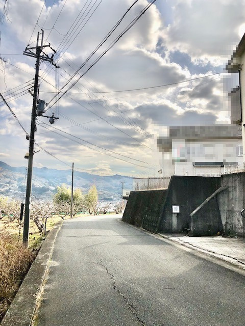東側は幅員約4.2ｍの公道に面しています。現地で陽当りを確認したい！周辺環境を確認したい！など、些細なことでもお気軽にご相談くださいませ♪（2022年2月19日撮影）