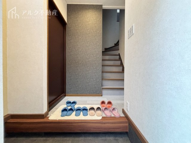 明るい玄関でお出迎えいたします