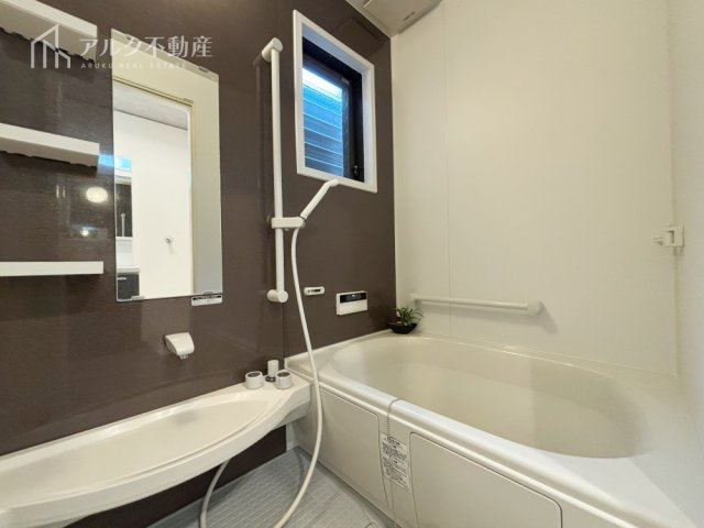 自然換気の行える浴室窓付きバスルーム