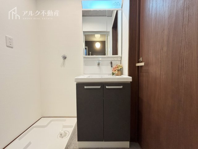 明るい洗面化粧台です