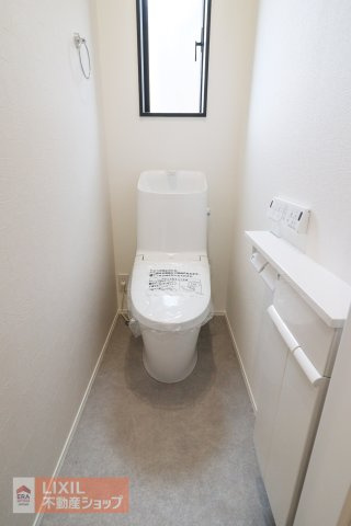 【トイレ】現地完成写真。温水洗浄暖房便座付き。