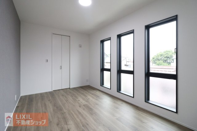 【寝室】現地完成写真。明るい採光の入る主寝室です。