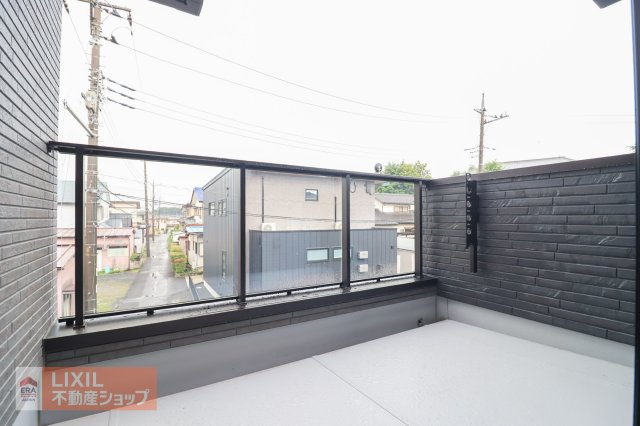 【バルコニー】現地完成写真。広々バルコニーでお布団や洗濯物がたくさん干せます♪