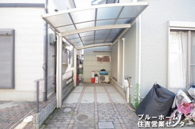 ワンボックスの駐車が可能です！　バイクや自転車の駐輪も問題ありません！