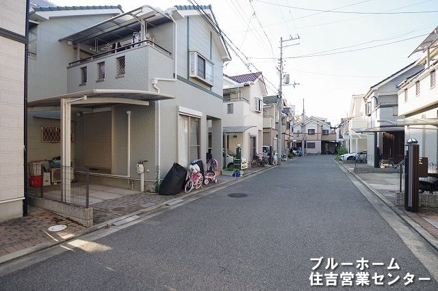 前面道路幅員5ｍ以上で駐車も楽々！　お子様がいらしても安心頂ける前面道路です♪