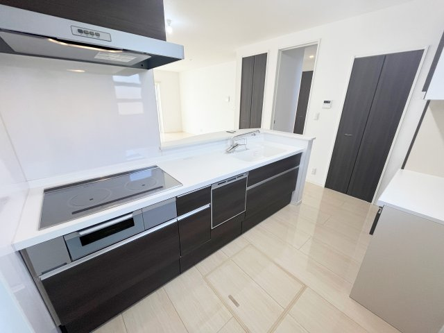 食洗機×パントリーでお料理の効率、実用性を考えた設計となっています！スペースも広く2人以上でもお料理できます♪