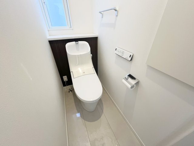 無駄を省いたシンプルで開放的なトイレです♪