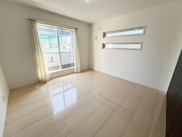 2階8帖の洋室は主寝室や個人部屋など様々な用途で使えます♪南に面しているので、日差しもたっぷり注ぎ込みます♪