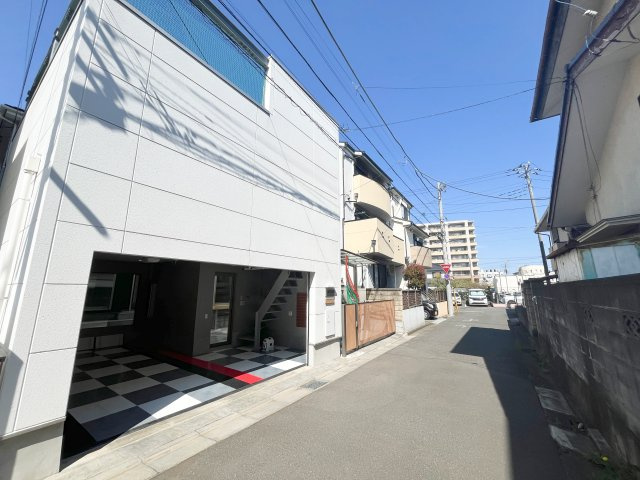 前面道路含む現地写真です