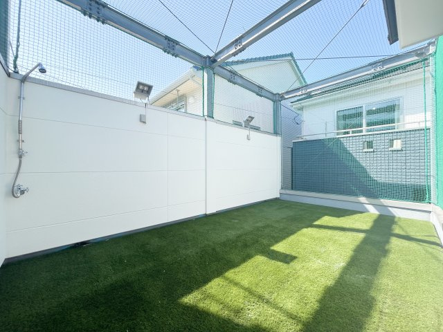 ガレージ屋上には人工芝のスペース付き！BBQや趣味のスペースとしても大活躍♪