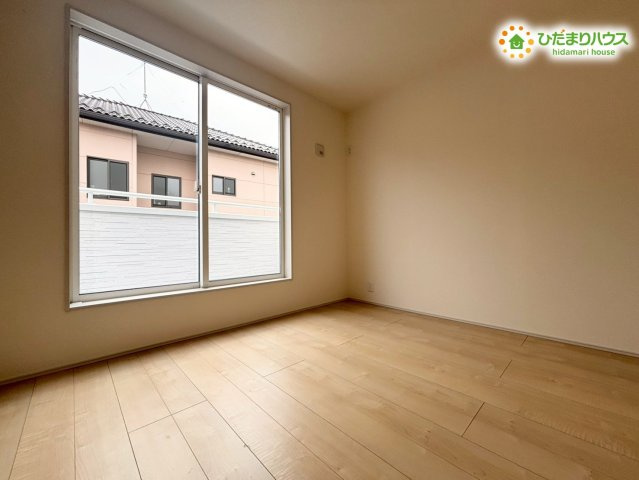 大きな窓からたっぷりと自然光が差し込む明るいお部屋は、日中は電気をつけなくても明るく過ごせるため、エコで経済的ですね☆趣味の部屋や、在宅ワーク用の静かな書斎としても重宝します(^^)/
