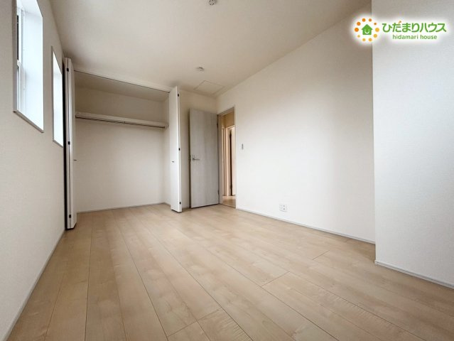 白を基調とした壁紙が空間をより広く見せてくれる2階のお部屋です！どんな色合いのカーテンとも相性が良いため、自分好みのお洒落なお部屋作りを最初から思いっきり楽しむことができます♪