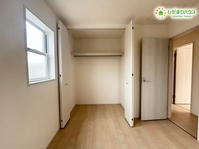 お部屋の中にすっきりと収まったハンガーパイプ付きの収納です！丈の長いコートやワンピースもしわにせず綺麗に掛けられます！上部の棚にはシーズンオフの寝具や思い出の品もたっぷり仕舞えます！