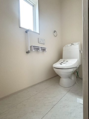 2階にもしっかりと完備された使い勝手の良いトイレです！忙しい朝の時間帯も家族間で順番を待つストレスがなく、スムーズに身支度が整えられます！小窓が付いているため、換気も行いやすいです(´∇｀)