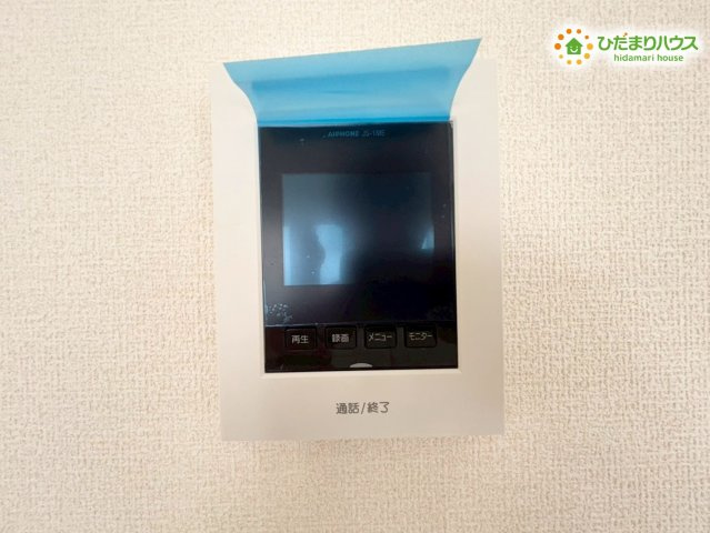 録画機能が付いた安心のTVモニター付きインターホンです！来客時の顔がはっきりと確認できるため、お子様のお留守番時や防犯面でも心強い味方！タッチパネル式で操作も直感的に行えます(？´∀`？)
