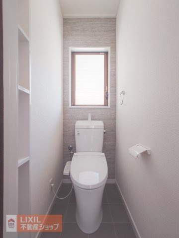 細かな温度調節ができ、清潔・快適に使用できる温水洗浄機能付トイレを採用しています。