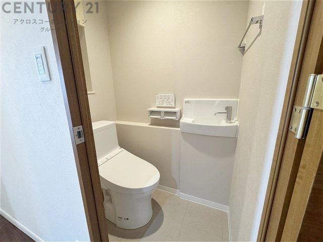 温水洗浄便座付トイレは温水洗浄機能により、暖かい水でおしりを洗浄することができ、冷たい水を使う従来の便座に比べ、温水洗浄機能で暖かいトイレを提供し、快適な使用を可能にします。　