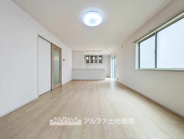【Living　Space】　◆暮らしの中心◆　家族との団らんや来客時のおもてなし、お子様の遊び場や学習スペースなど、さまざまなライフシーンに対応するリビングです。