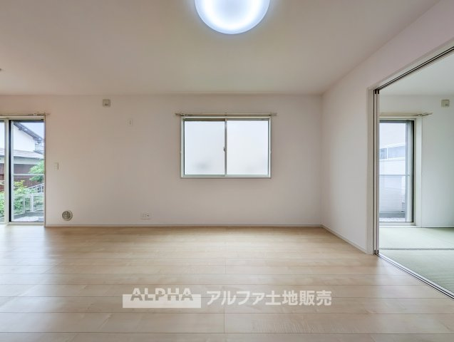 【Living　Room】　◆家族時間を育む◆　朝は食卓を囲み、昼はお子様の遊び場、夜は家族団らんのひととき。時間帯ごとに異なる役割を担い、暮らしの中心となるリビングです。