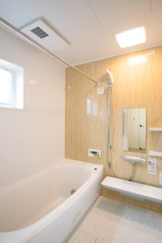 ゆったり体を伸ばせる浴槽にお手入れしやすい機能を備えたシステムバスを採用　※施工イメージとなります