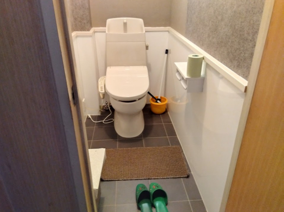 トイレには窓があり明るい室内です。グレーのクロスがアクセントになっています。