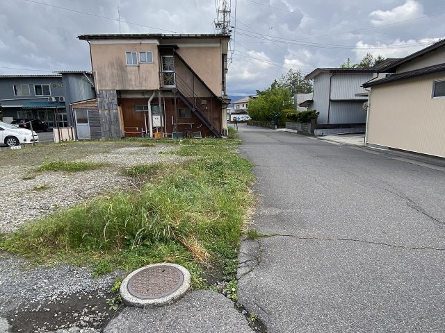外観＋西側前面道路