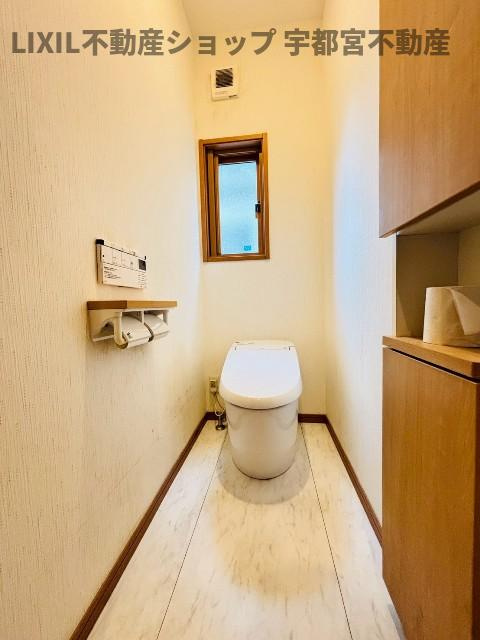 【トイレ/現地写真】採光窓もあり、換気もしやすいトイレ。上下にたっぷり入る収納付き。