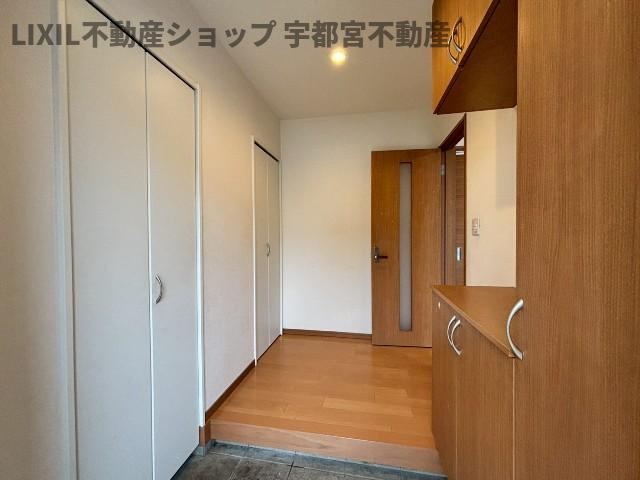 【玄関/現地写真】ゆったりと明るい玄関がご家族や来客をお出迎え。シューズインクロークとコの字方のシューズボックス・さらに廊下にも収納がありたっぷりしまえます。