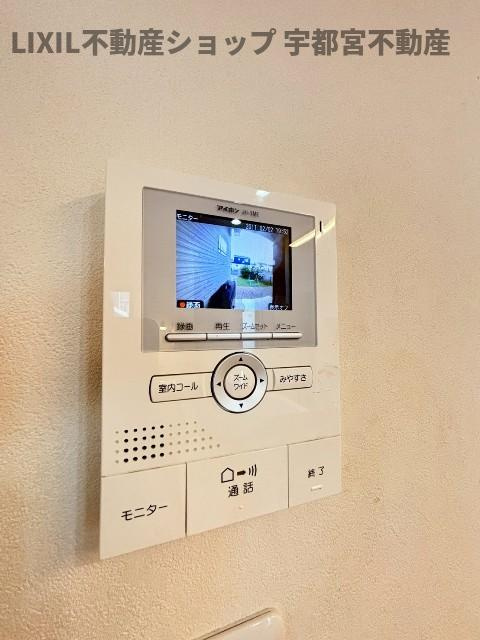 【TVモニター付インターホン/現地写真】来客の顔も確認ができ、セキュリティ面でも安心です。