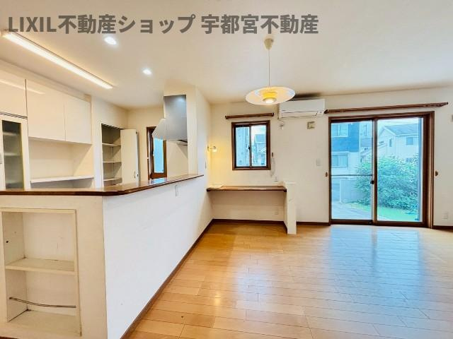 【ダイニング/現地写真】家族でくつろげるダイニングです。スタディカウンターやカウンター横の収納スペースなどあると嬉しい設備がたくさん。