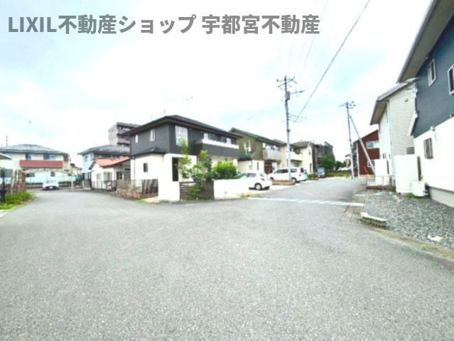 【前面道路/現地写真】前面道路は見通しの良い広い道路です。道の広さも十分確保されており駐車も楽々です。