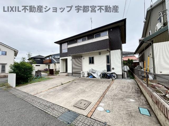 【駐車スペース/現地写真】全体舗装してあるので雨の日も汚れにくく、道幅も広いので駐車もしやすいです。