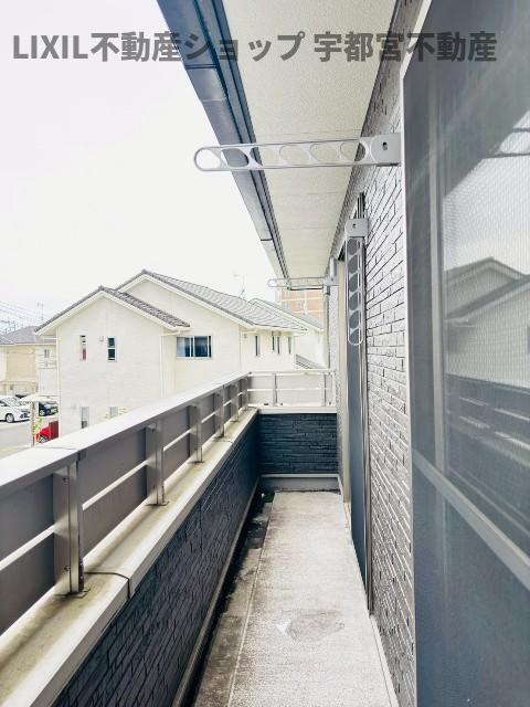 【バルコニー/現地写真】南向きの広々バルコニーは日当たり、風通しが良く、お布団や洗濯物がたくさん干せます。