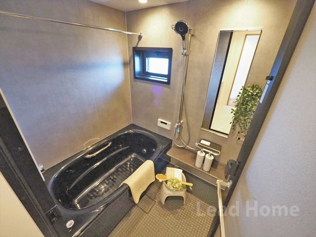 ワイドミラーと豊富な収納を備えた洗面化粧台！忙しい朝の身支度もスムーズに心地よく整えられます！