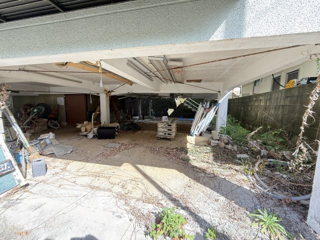 建物下のスペースは広さを確保しており資材置き場や倉庫として活用可能。雨をしのげるため保管場所としても適しており整理することでさらに使い勝手が向上します。作業スペースとしても利用できる実用的な空間。