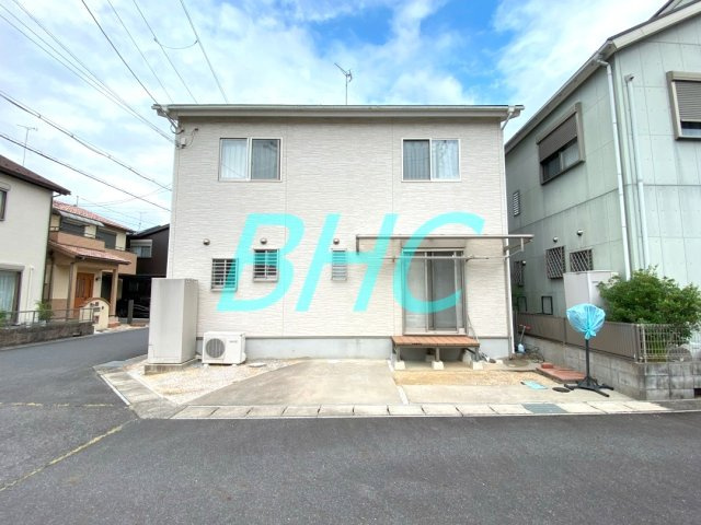 その邸が魅せる、気品・上質・重厚感・極細やかさ、そのすべては訪れた者に安らぎと品性を与える特別な空間です。ここに住むからこそ意味がある。すべての（始まり）をここから迎えます。