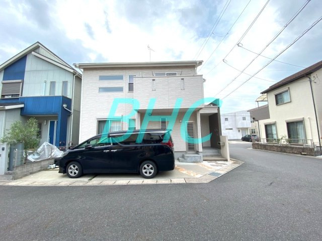爽やかな青空の下に贅沢なほどに降り注ぐ陽光、豊かな居住性と、クオリティが見事に調和した住空間は、住まうことの喜びを感じさせてくれます。