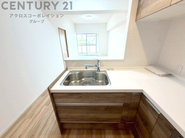 大きなシンクでお鍋などの大きな調理器具を洗う際にも便利です。　