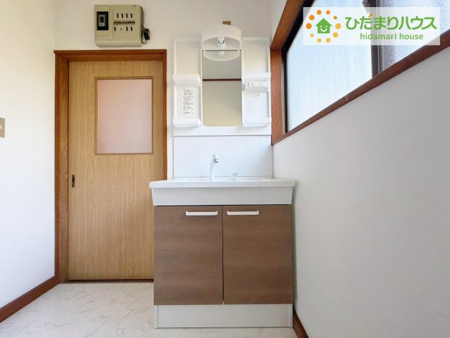 ゆったりとした洗面所で、忙しい朝の支度もストレスなくできますね♪