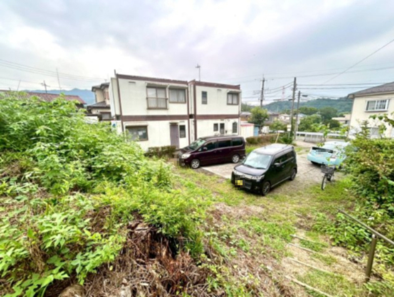 車一台あたりに必要なスペースは、標準サイズの普通自動車で横幅2m50cm、長さ5mは必要になります。ただし、乗降のことも考慮して横幅3m30cm、長さ5m50cmほどは確保できるところを選びましょう。