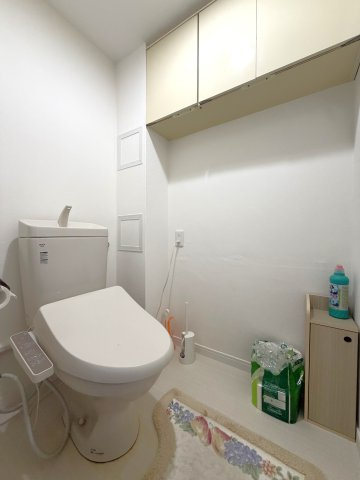 掃除用具を入れる吊戸棚がございます