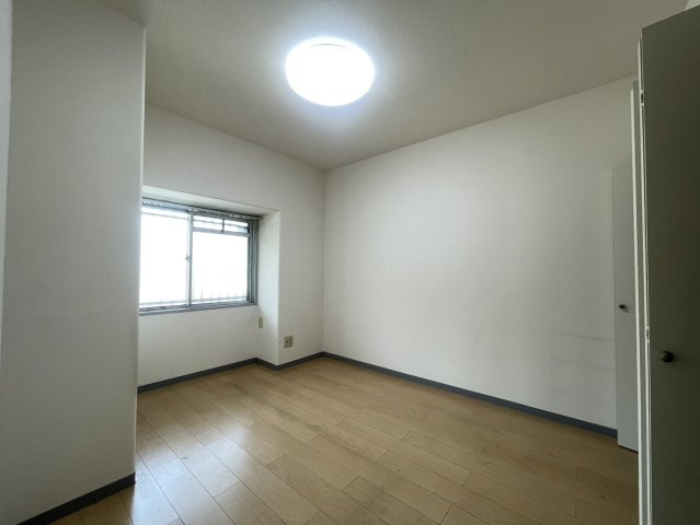 洋室は、ベッドやデスクなどを配置して寝室や子ども部屋として活用しやすい広さです。窓が設けられているため自然光を取り込むことができ、換気もしやすい居室となっています。シンプルな内装となっております。