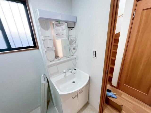 機能性と収納力を兼ね備えた独立洗面化粧台です