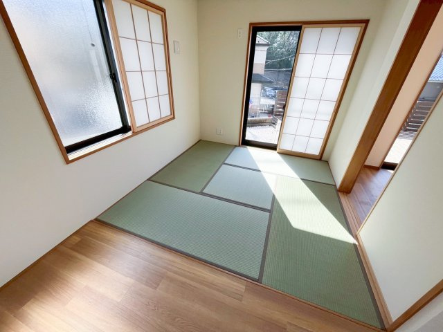 障子を通して柔らかな光に包まれます