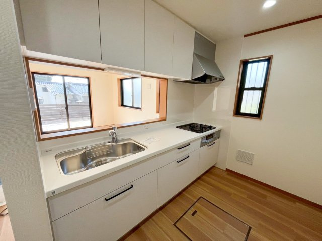 キッチンにも小窓があります
