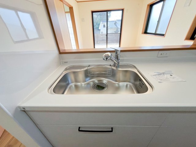 大きなお鍋も洗いやすい凸型シンクです