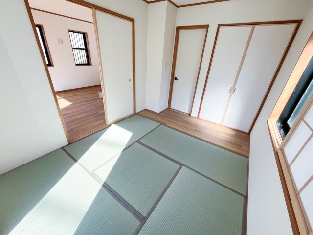 リビングに隣接する和室です