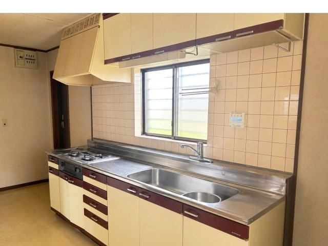 吊戸棚もあり収納たっぷり、窓があるので料理の時も明るいです　※一部AI加工により家具を削除しています